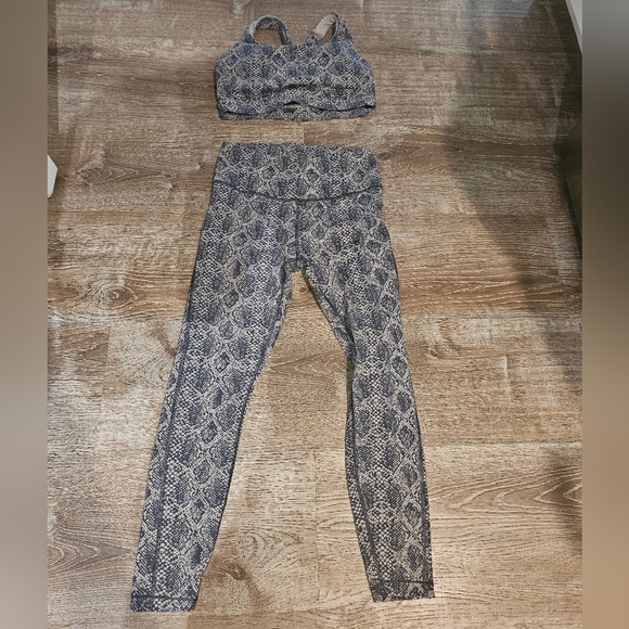Athleta Workout Set - Picture 1 of 3